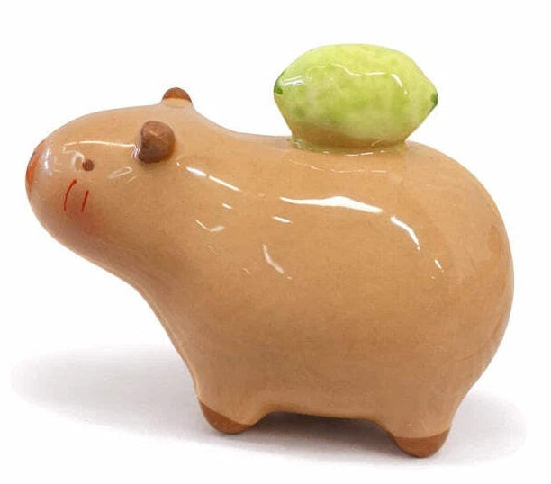 Porzellan Capybara Figur mit Limette auf Rücken – Deko Tier 9x7 cm Handmade Stil