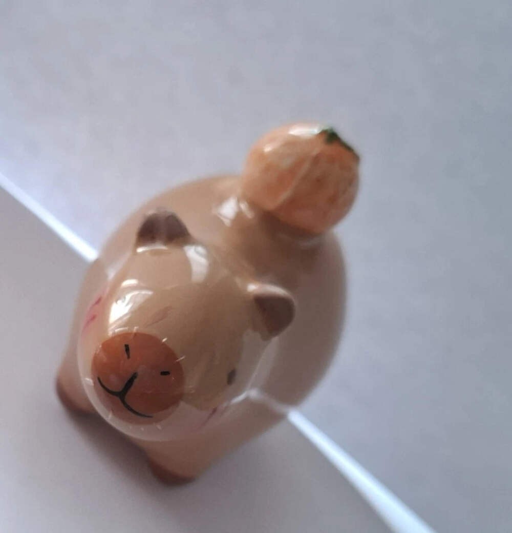 Porzellan Capybara Figur mit Orange auf Rücken – Deko Tier 9x7 cm Handmade Stil