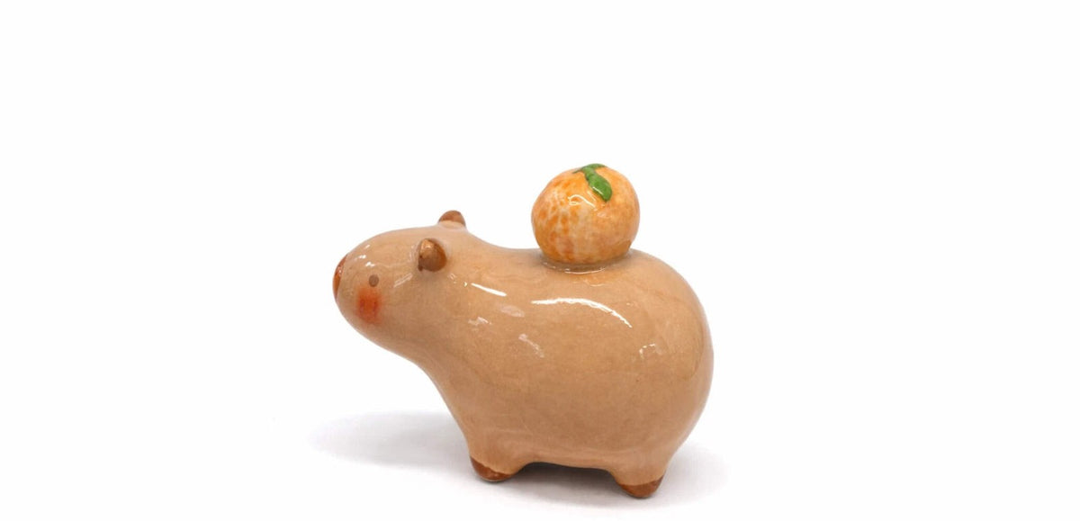 Porzellan Capybara Figur mit Orange auf Rücken – Deko Tier 9x7 cm Handmade Stil